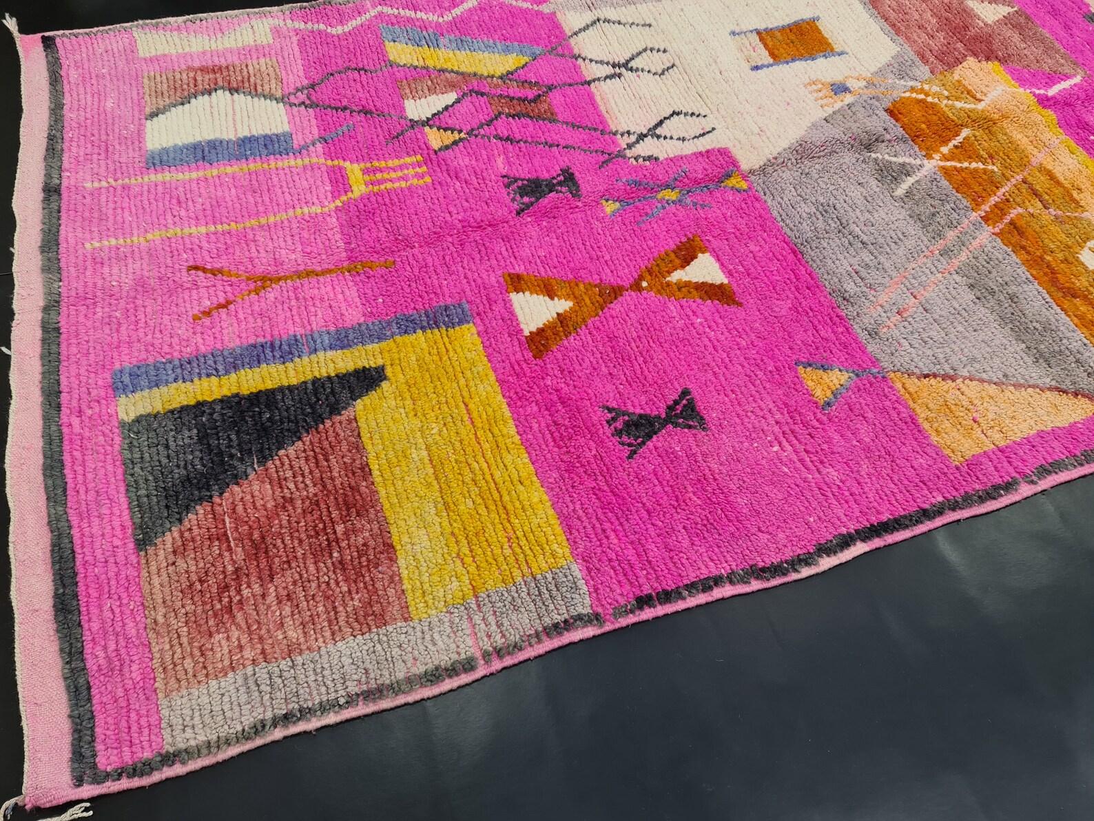 Tappeto Boujaad marocchino in rosa con disegni geometrici in vendita 1