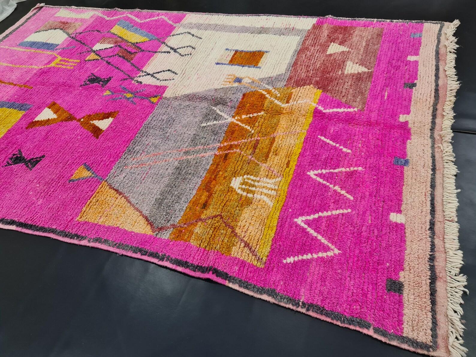 Tappeto Boujaad marocchino in rosa con disegni geometrici in vendita 2