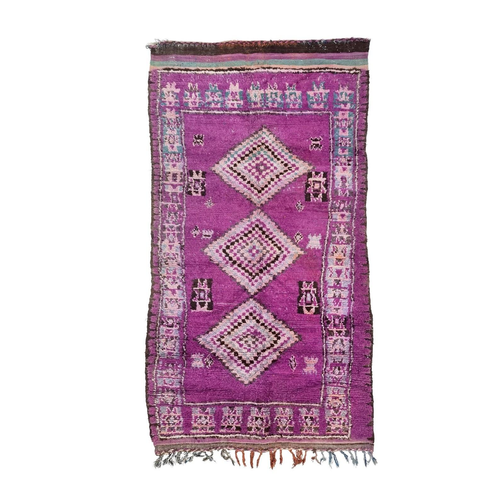 Tappeto marocchino Boujaad tessuto a mano in morbida lana di pecora naturale con sfondo viola e motivi geometrici. 

Larghezza: 5 piedi
Lunghezza: 10 piedi