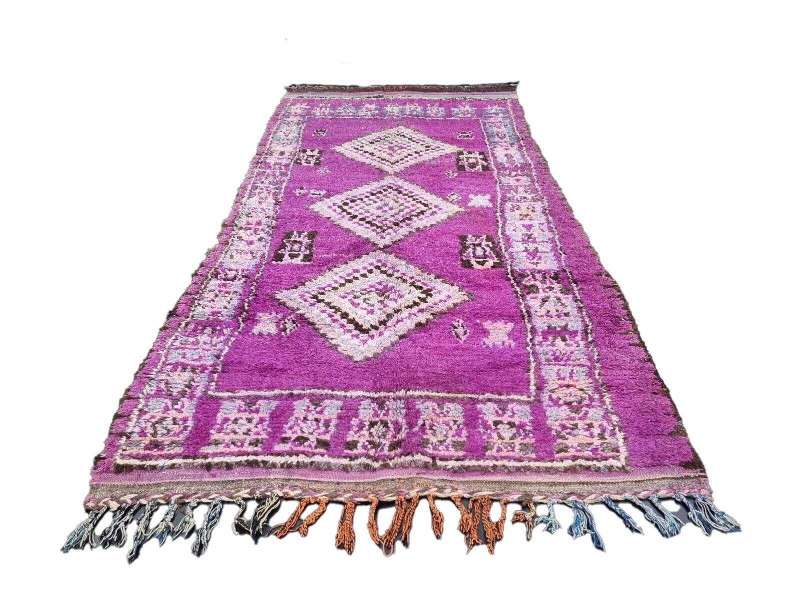 Marocchino Tappeto Boujaad marocchino in viola con disegni geometrici in vendita