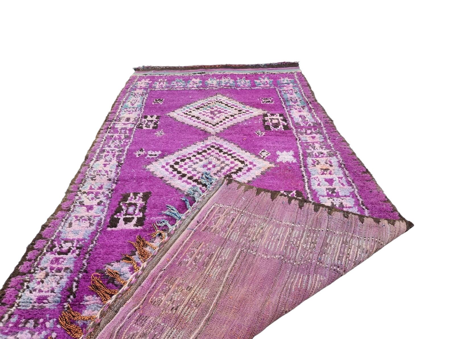 Tessuto a mano Tappeto Boujaad marocchino in viola con disegni geometrici in vendita