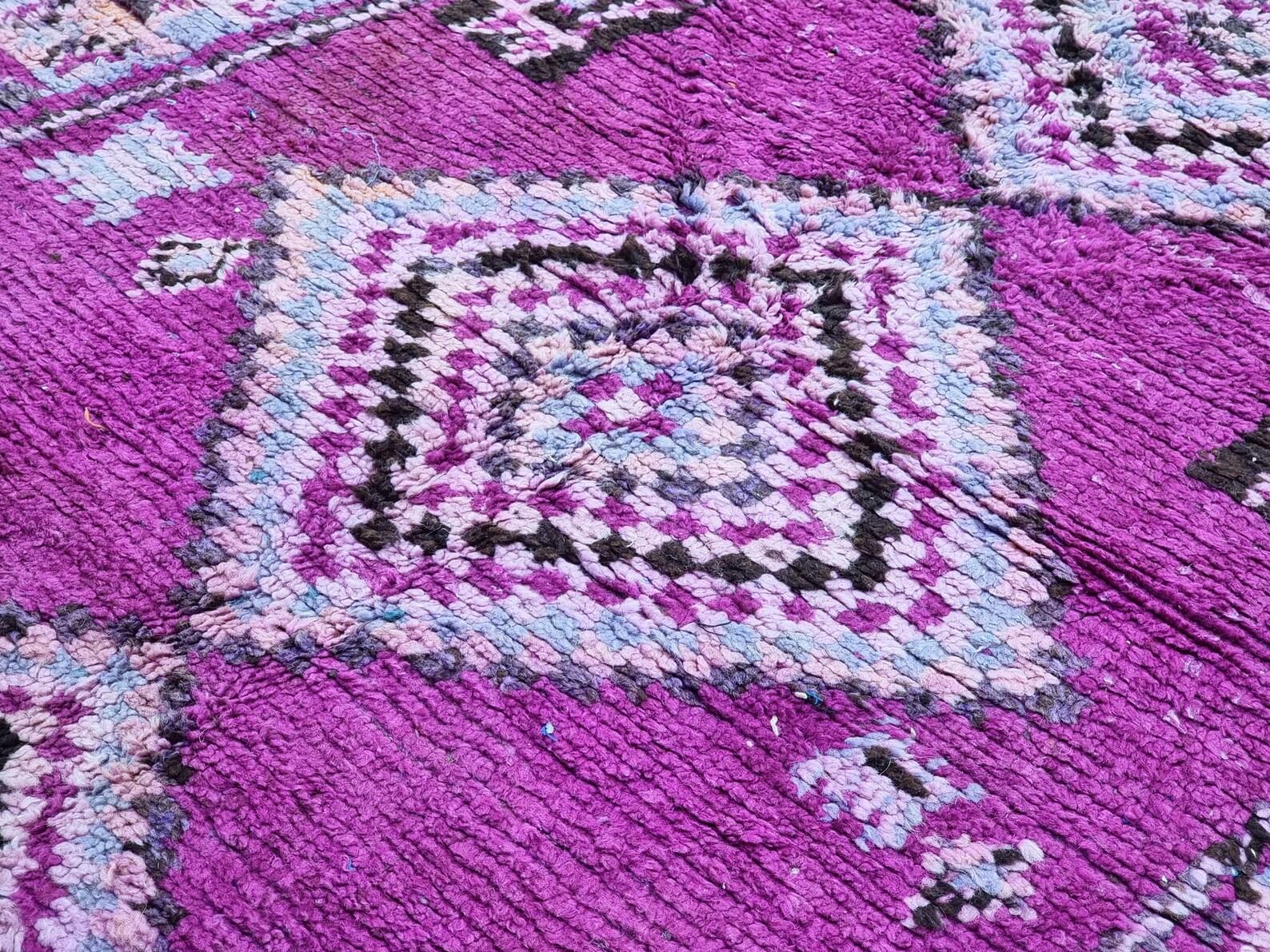 Tappeto Boujaad marocchino in viola con disegni geometrici In condizioni ottime in vendita a Los Angeles, CA