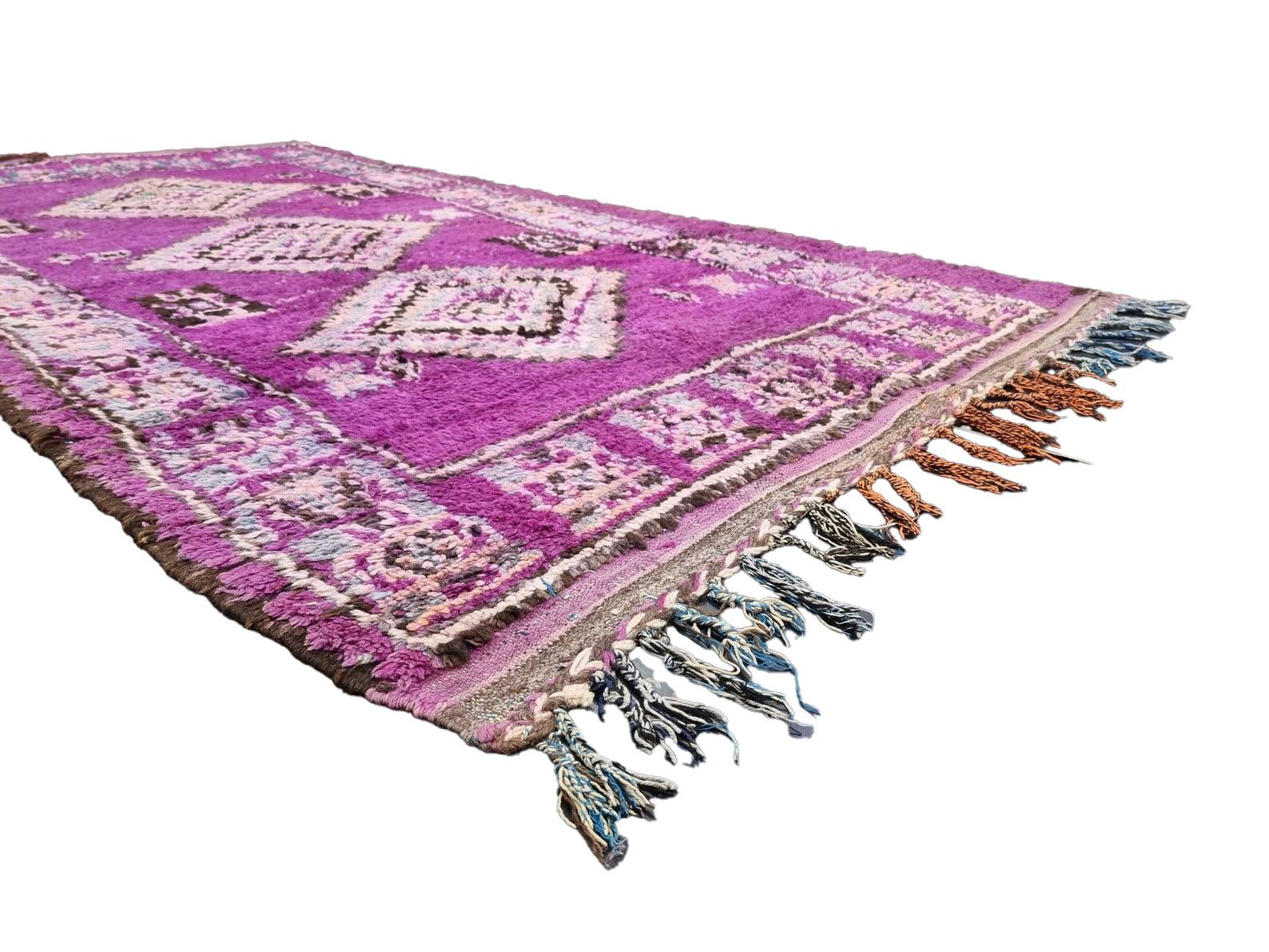 XXI secolo e contemporaneo Tappeto Boujaad marocchino in viola con disegni geometrici in vendita