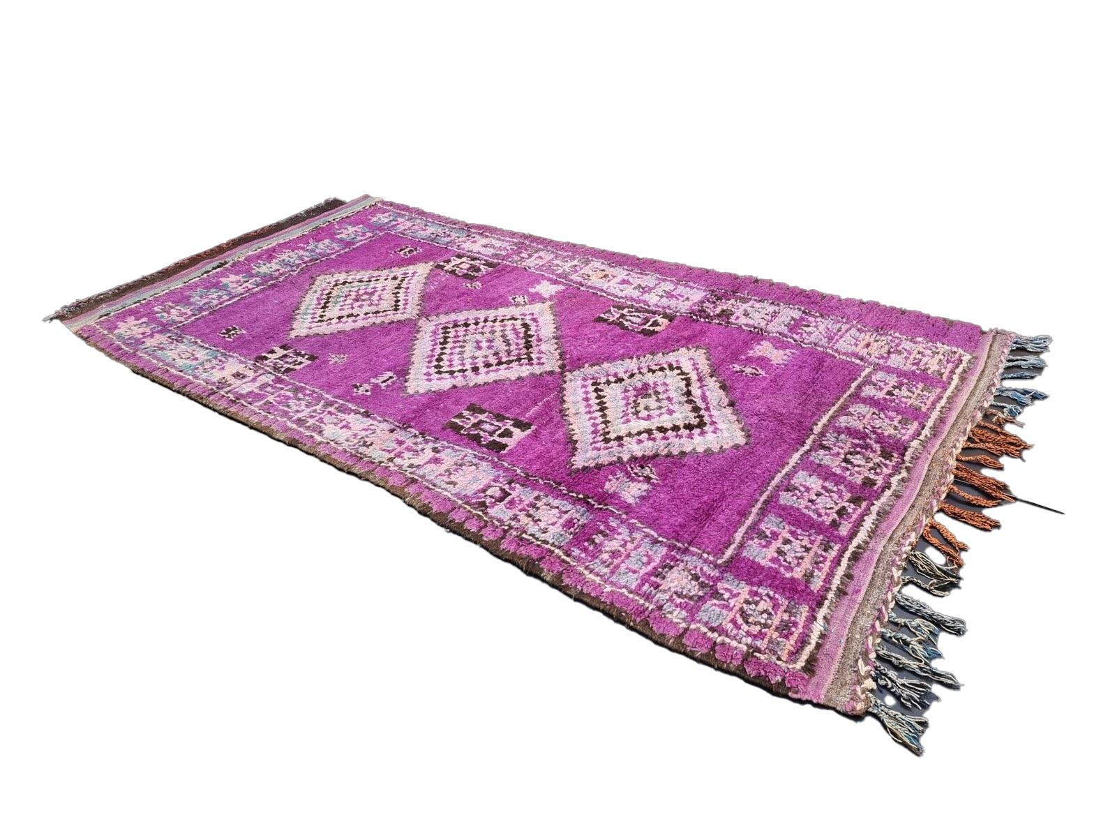 Lana Tappeto Boujaad marocchino in viola con disegni geometrici in vendita