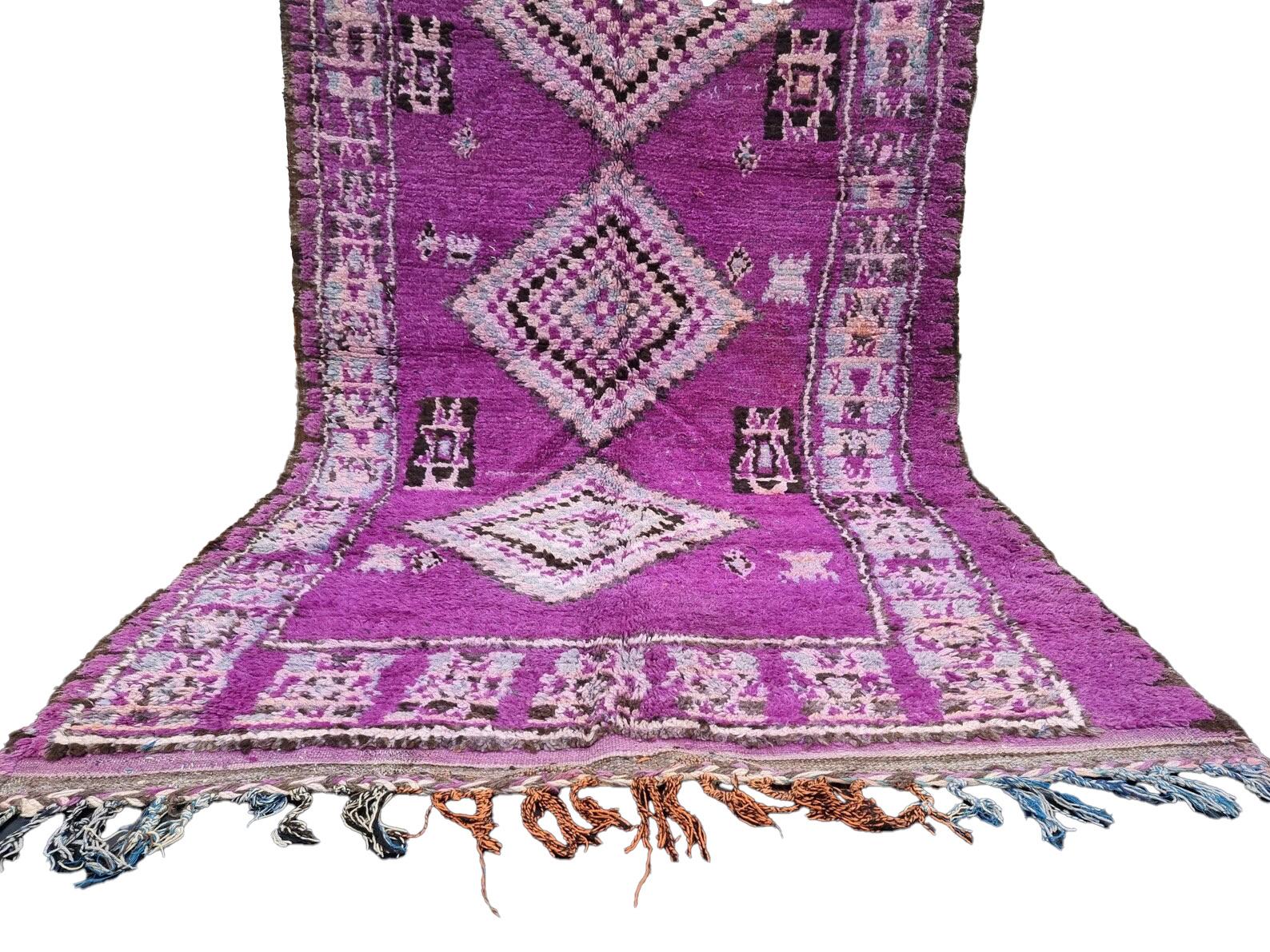 Tappeto Boujaad marocchino in viola con disegni geometrici in vendita 1