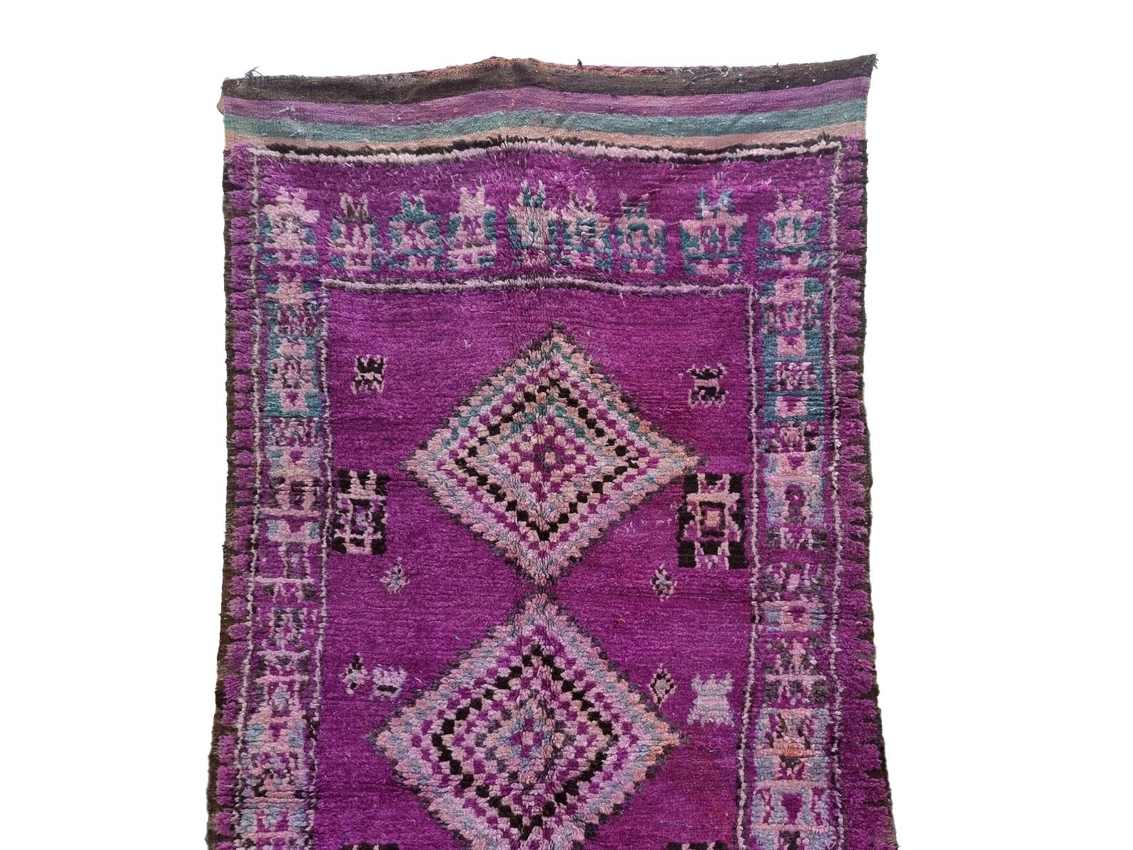Tappeto Boujaad marocchino in viola con disegni geometrici in vendita 2