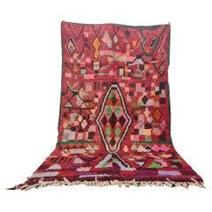 Alfombra Boujaad marroquí en rojo y motivos abstractos multicolores