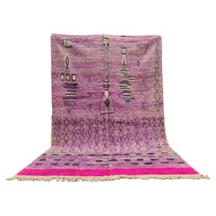 Tapis marocain Boujaad à motifs géométriques rouges, violets et noirs