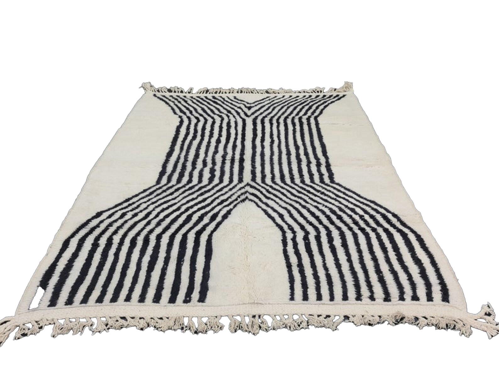 Moroccan Boujaad rug handwoven out of natural and soft sheep wool featuring diagonal black stripes on a white background.  From the Ben Orin tribe, this rug carries the cultural richness and history of the Berber people in North Africa.

Dimensions: