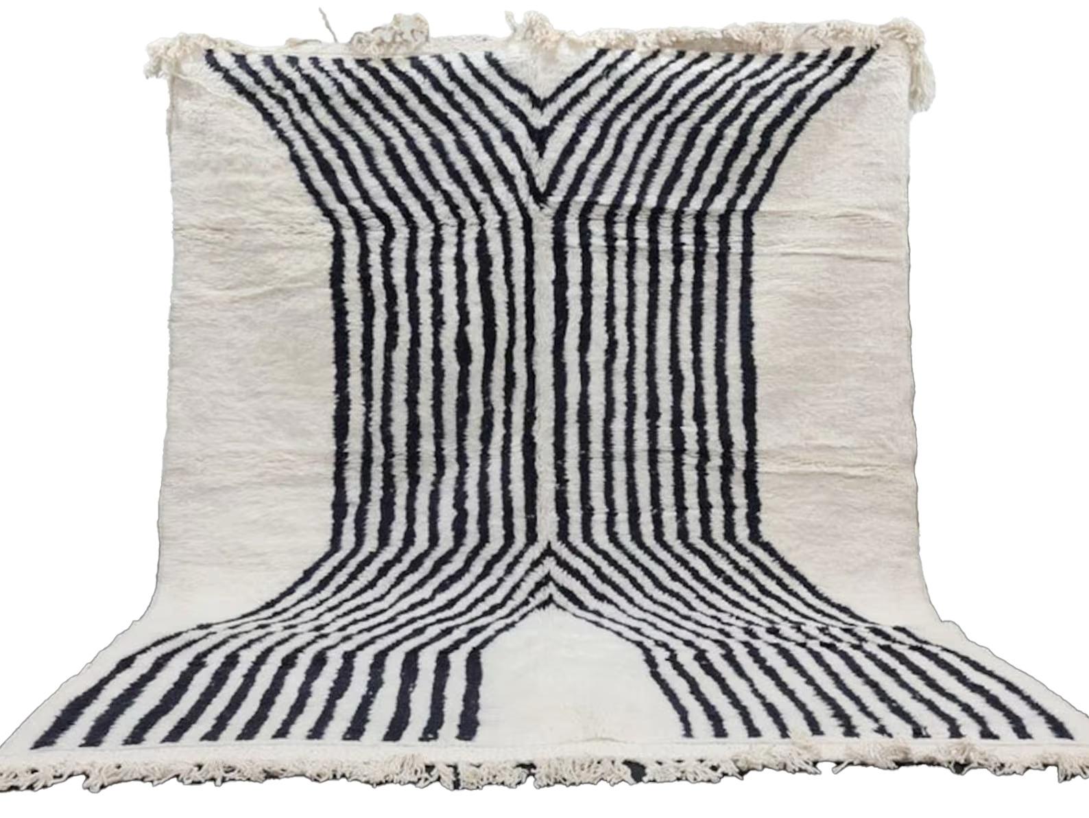 Tapis Boujaad marocain en blanc avec des rayures noires directionnelles