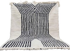 Tapis Boujaad marocain en blanc avec des rayures noires directionnelles