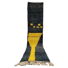 Tapis de course marocain Boujaad en noir et jaune abstrait