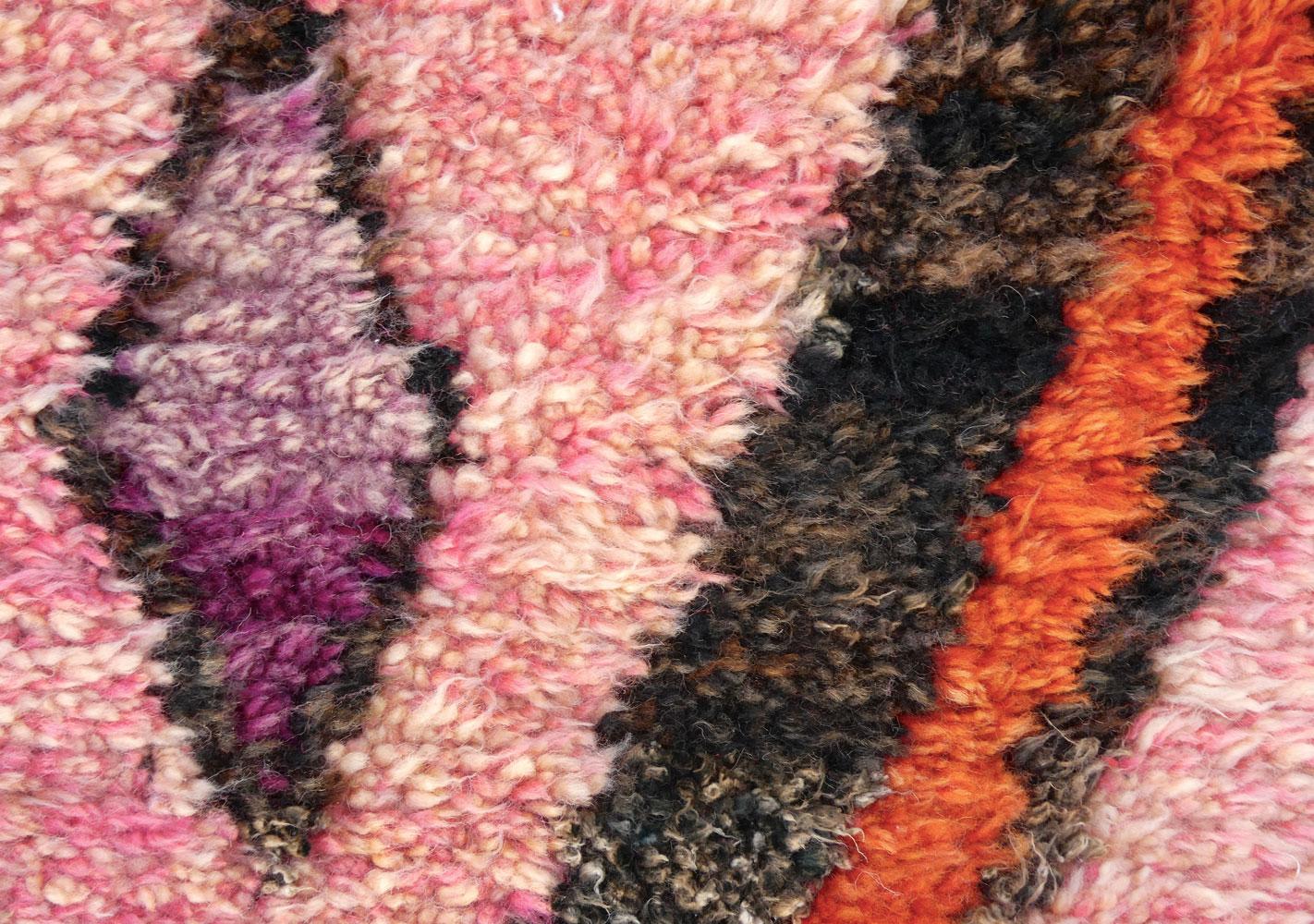 Alfombra Boujad marroquí tejida a mano con un ombre de lana naranja, rosa y negra en un diseño bereber tribal. Las alfombras Boujad presentan intrincados diseños que a menudo incluyen rombos y rombos de forma libre, simbología tradicional bereber