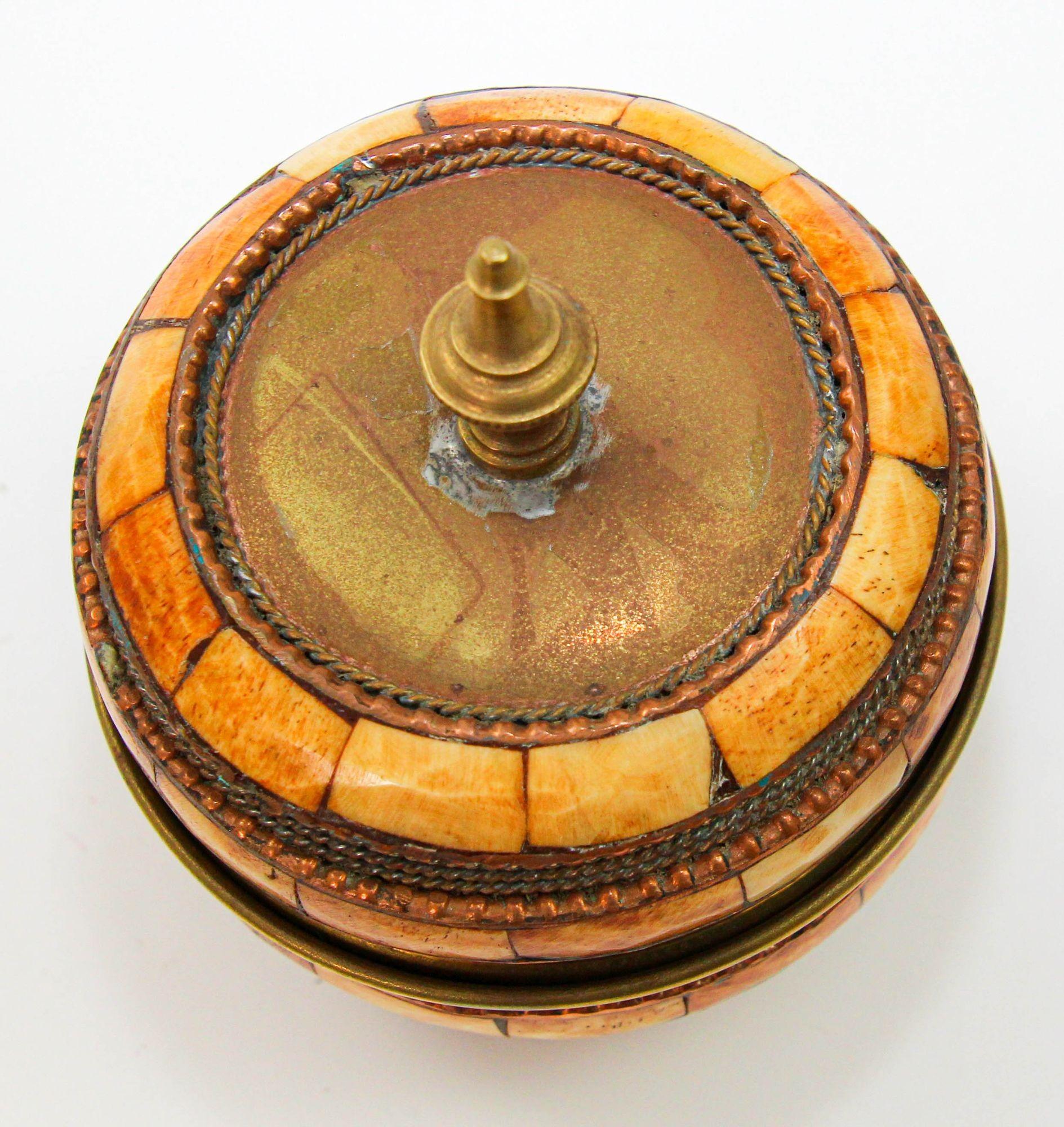 Sculpté Boîte marocaine en laiton et os avec couvercle 1950s en vente