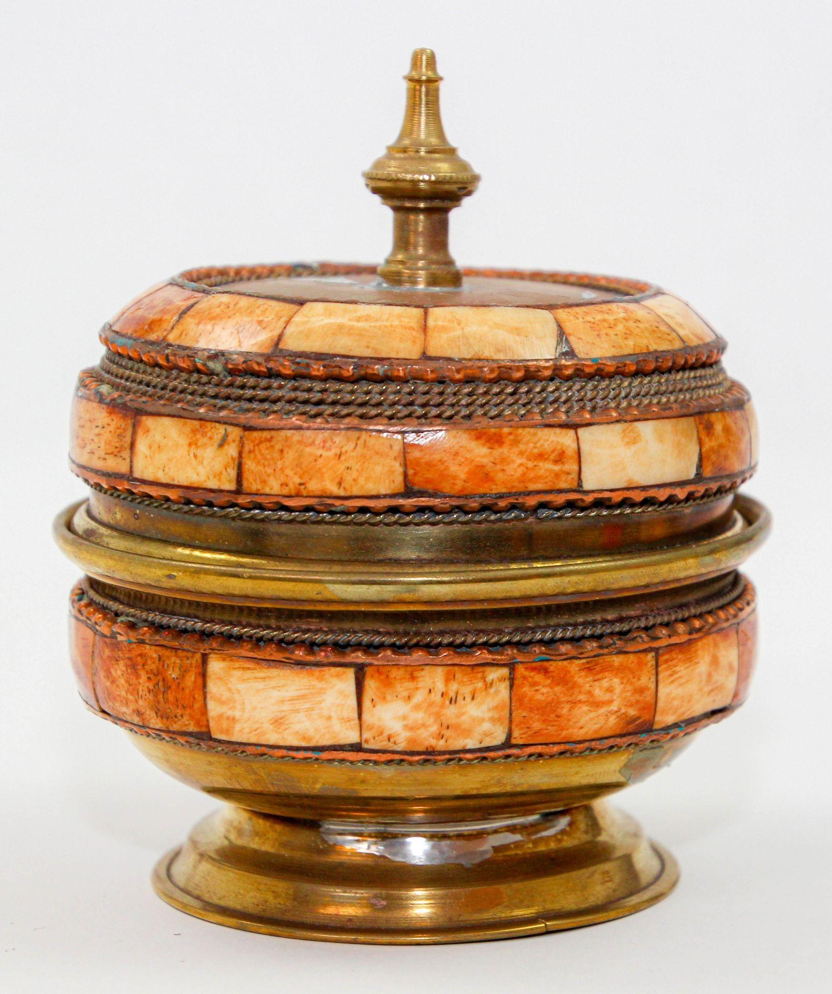 Moroccan Brass and Bone Overlay Box with Lid 1950s For Sale 3