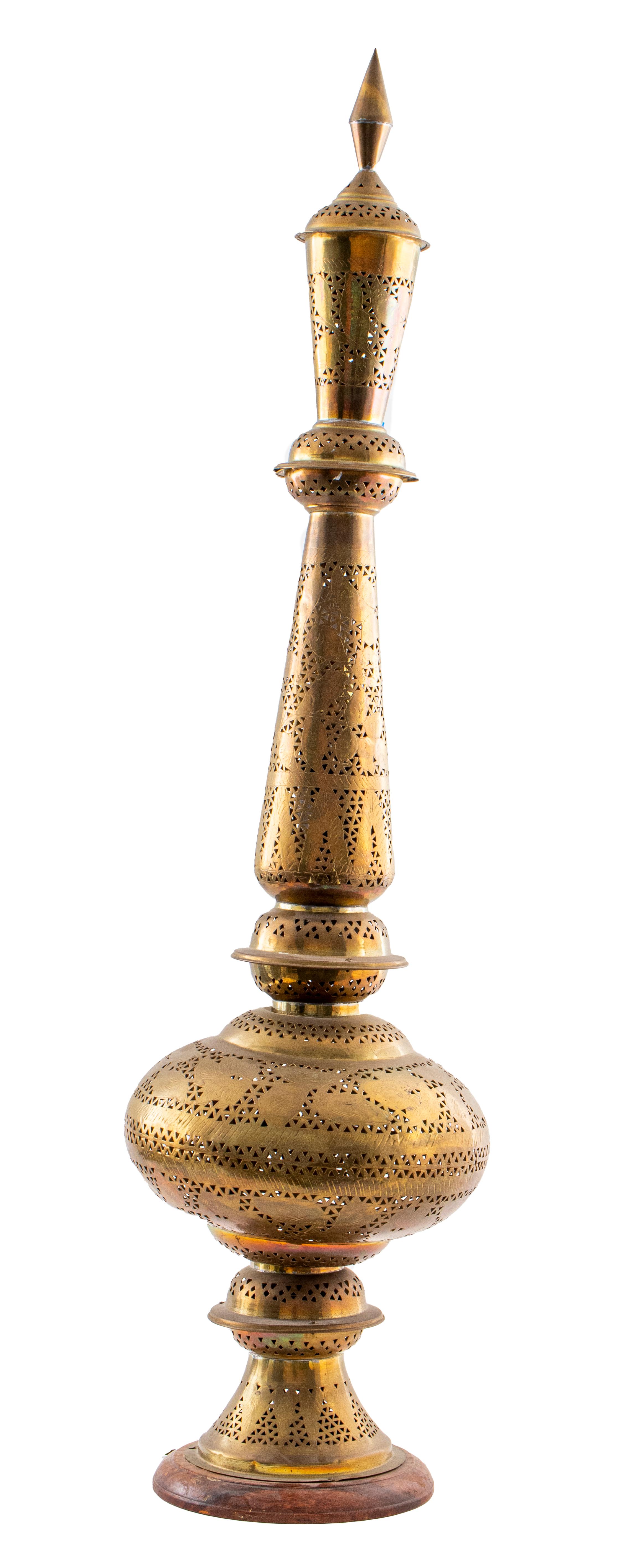 Moroccan pierced brass floor lamp on a wooden base, with interior lights. Measures: 49