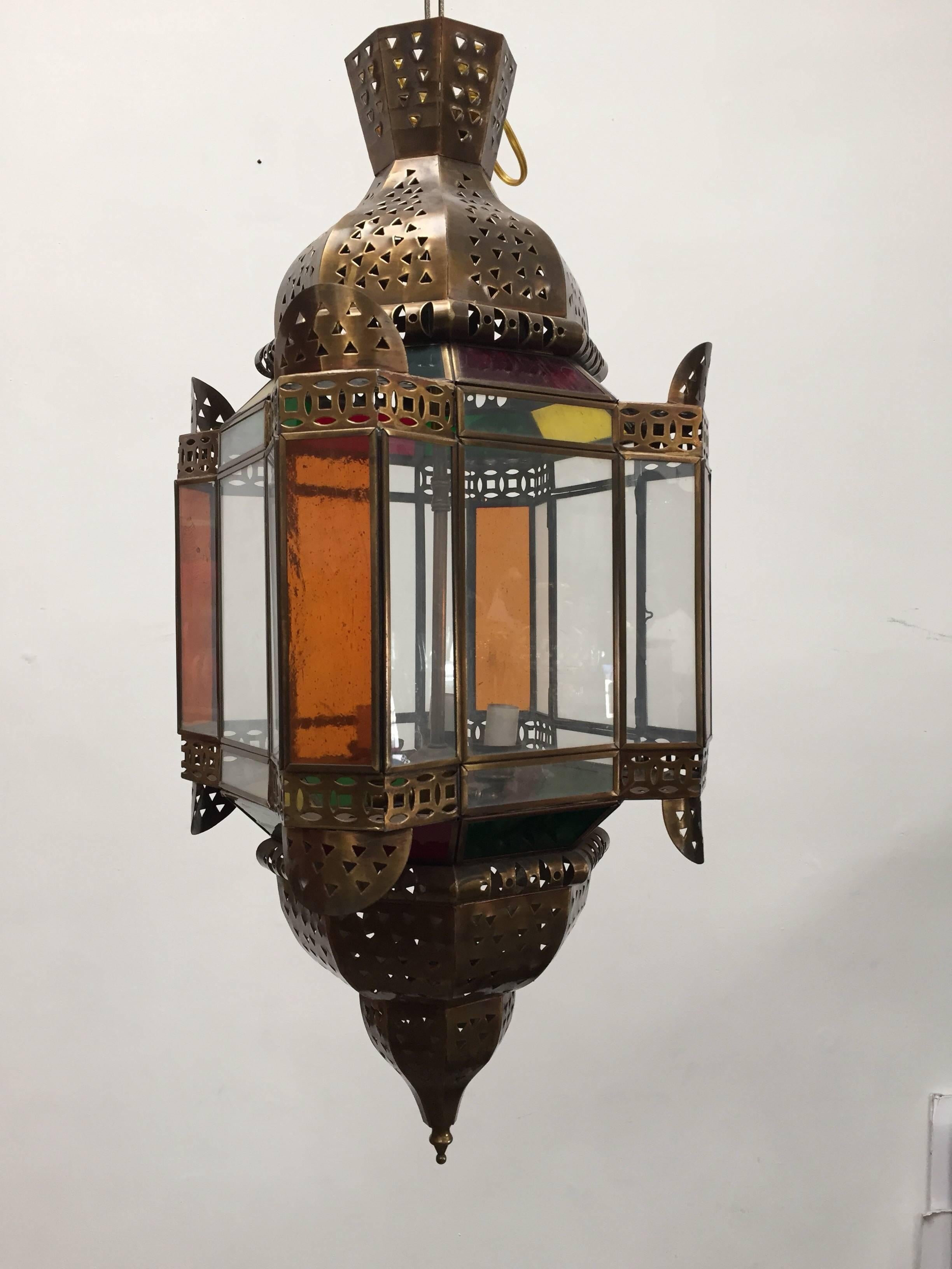 Marokkanische Messing-Leuchte mit bernsteinfarbenem Buntglas (Maurisch) im Angebot