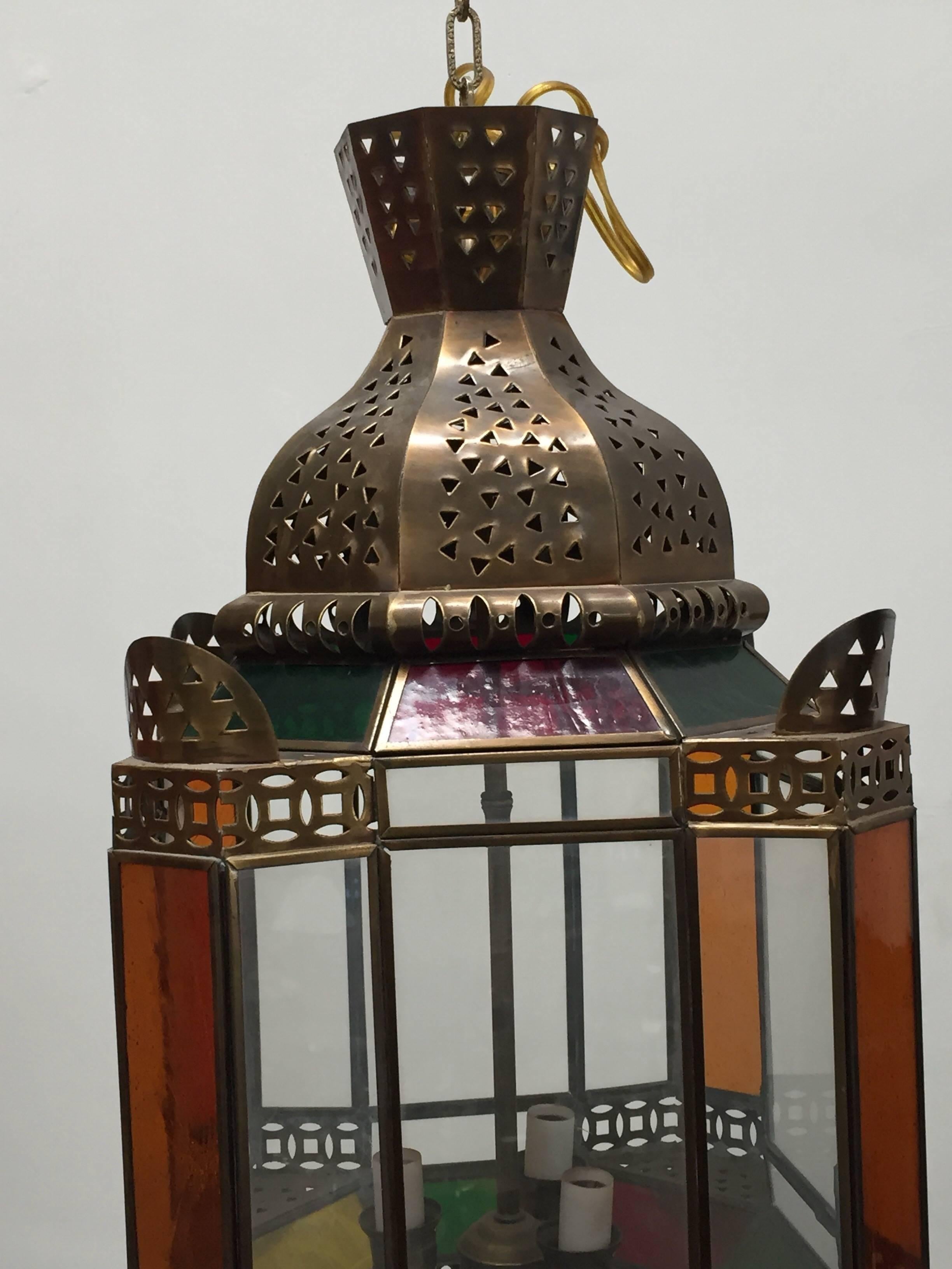 Marokkanische Messing-Leuchte mit bernsteinfarbenem Buntglas (Handgefertigt) im Angebot