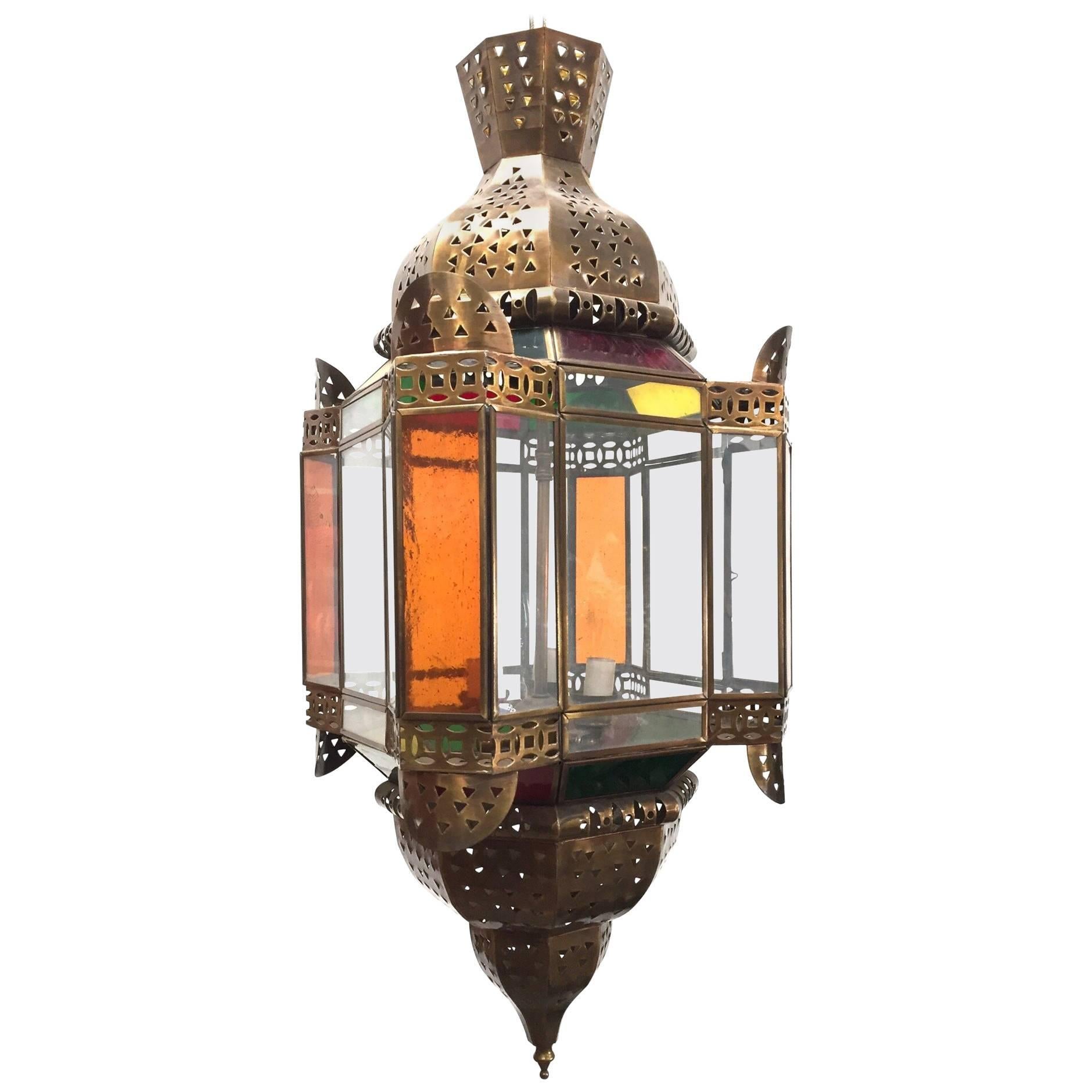 Luminaire marocain en laiton avec éclairage en verre teinté ambré en vente