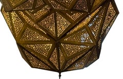 Lustre pyramidal marocain en laiton, 27,5" de diamètre, 65" de hauteur totale