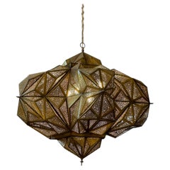 Lustre pyramidal marocain en laiton, 27,5" de diamètre, 65" de hauteur totale
