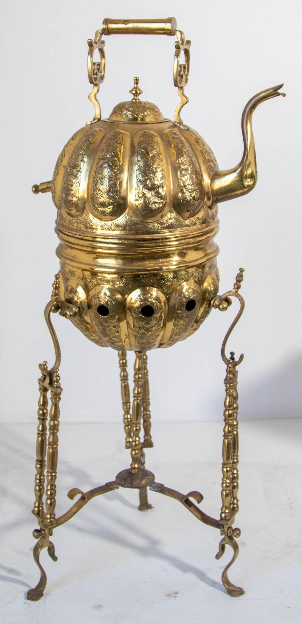 Tetera marroquí de latón sobre soporte Hecha a mano en Fez Marruecos 1930 en venta 5