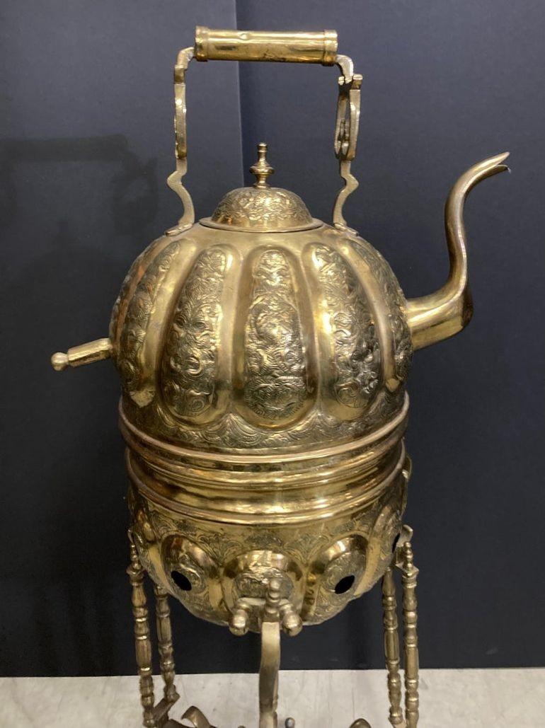 Tetera marroquí de latón sobre soporte Hecha a mano en Fez Marruecos 1930 en venta 7