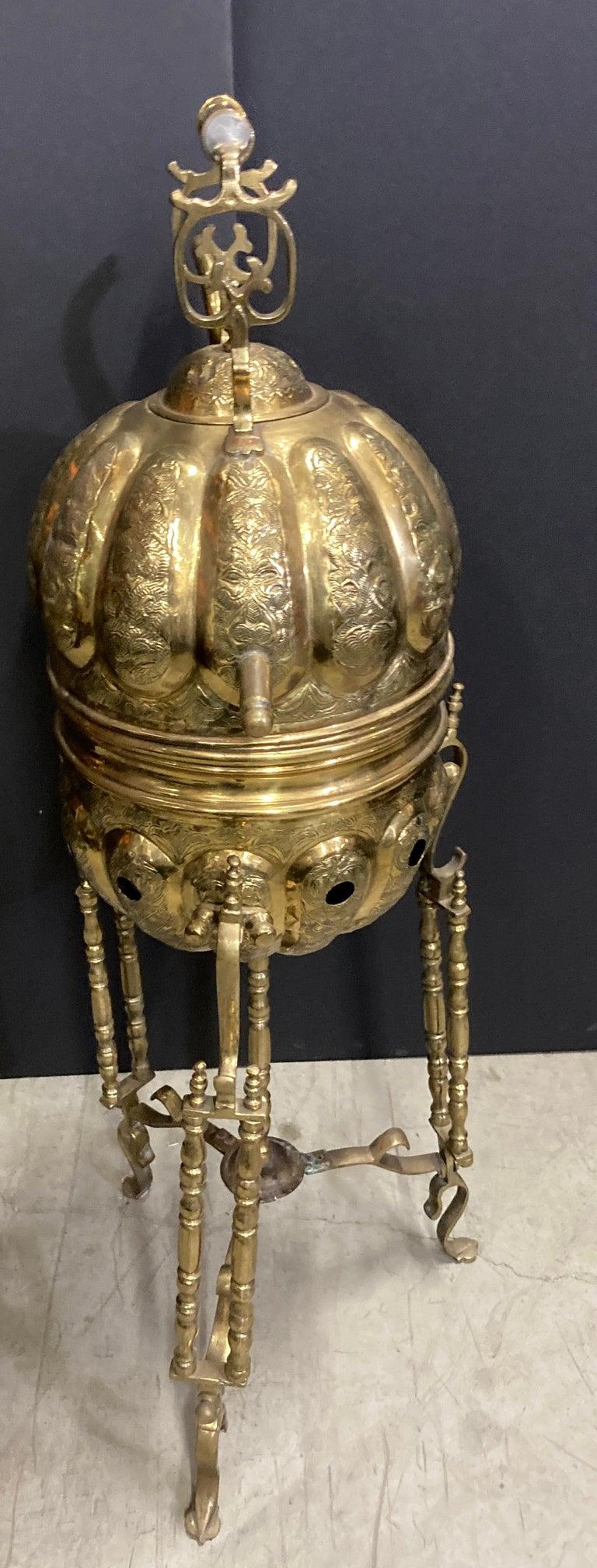 Tetera marroquí de latón sobre soporte Hecha a mano en Fez Marruecos 1930 en venta 9