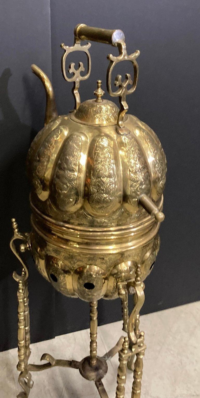 Tetera marroquí de latón sobre soporte Hecha a mano en Fez Marruecos 1930 en venta 10