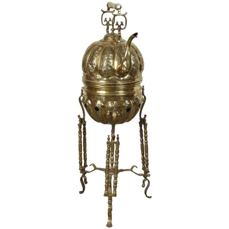 Antigua tetera ceremonial de latón hecha a mano.
Tetera marroquí de latón con calentador sobre soporte.
Hervidor de agua con calidad de museo, único en su especie y delicadamente fabricado a mano.
Latón macizo, martillado a mano, cincelado, grabado