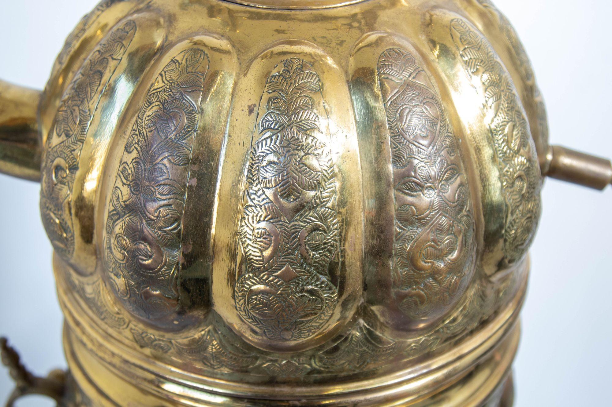 Tetera marroquí de latón sobre soporte Hecha a mano en Fez Marruecos 1930 en venta 11