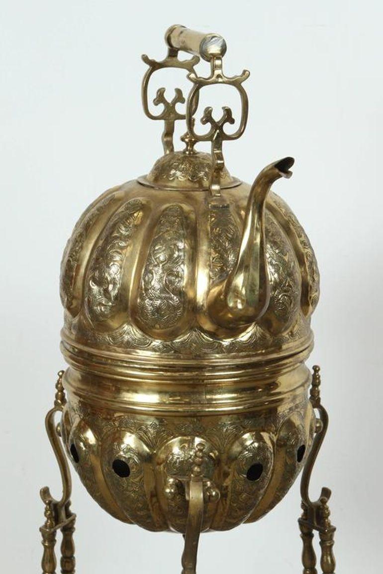Tetera marroquí de latón sobre soporte Hecha a mano en Fez Marruecos 1930 Islámico en venta