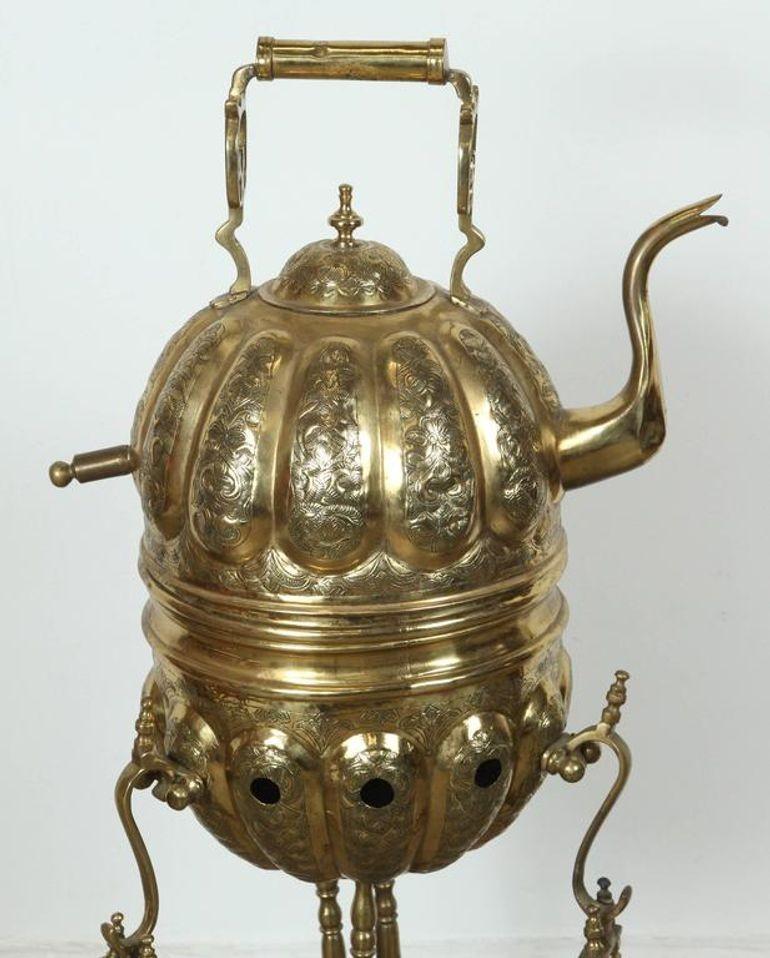 Tetera marroquí de latón sobre soporte Hecha a mano en Fez Marruecos 1930 Repujado en venta