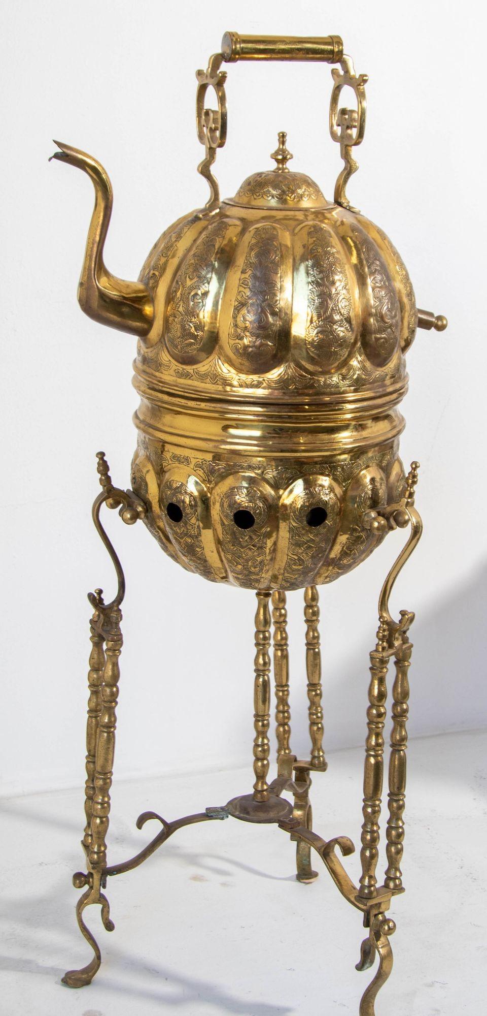 Tetera marroquí de latón sobre soporte Hecha a mano en Fez Marruecos 1930 en Bueno estado para la venta en North Hollywood, CA