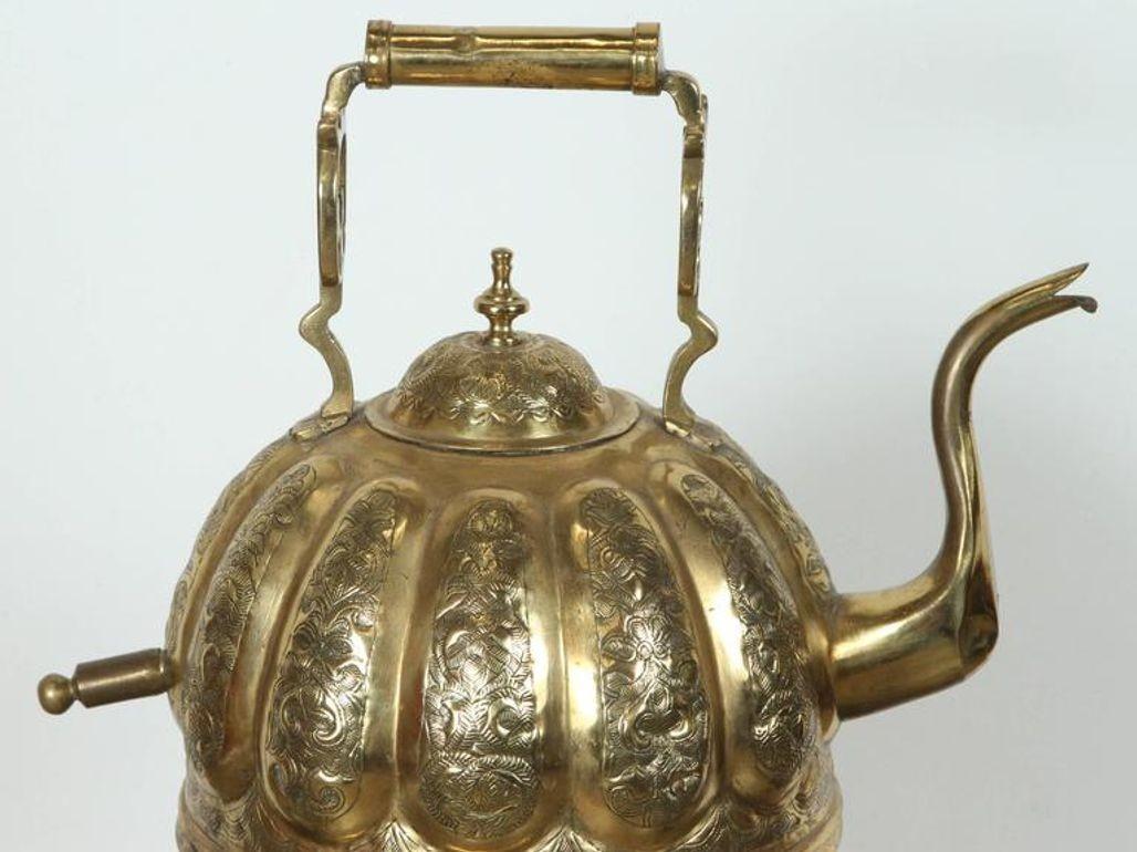 Tetera marroquí de latón sobre soporte Hecha a mano en Fez Marruecos 1930 siglo XX en venta
