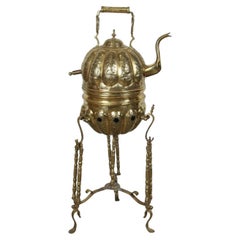 Bouilloire marocaine en laiton sur Stand Handcraft à Fès Maroc 1930