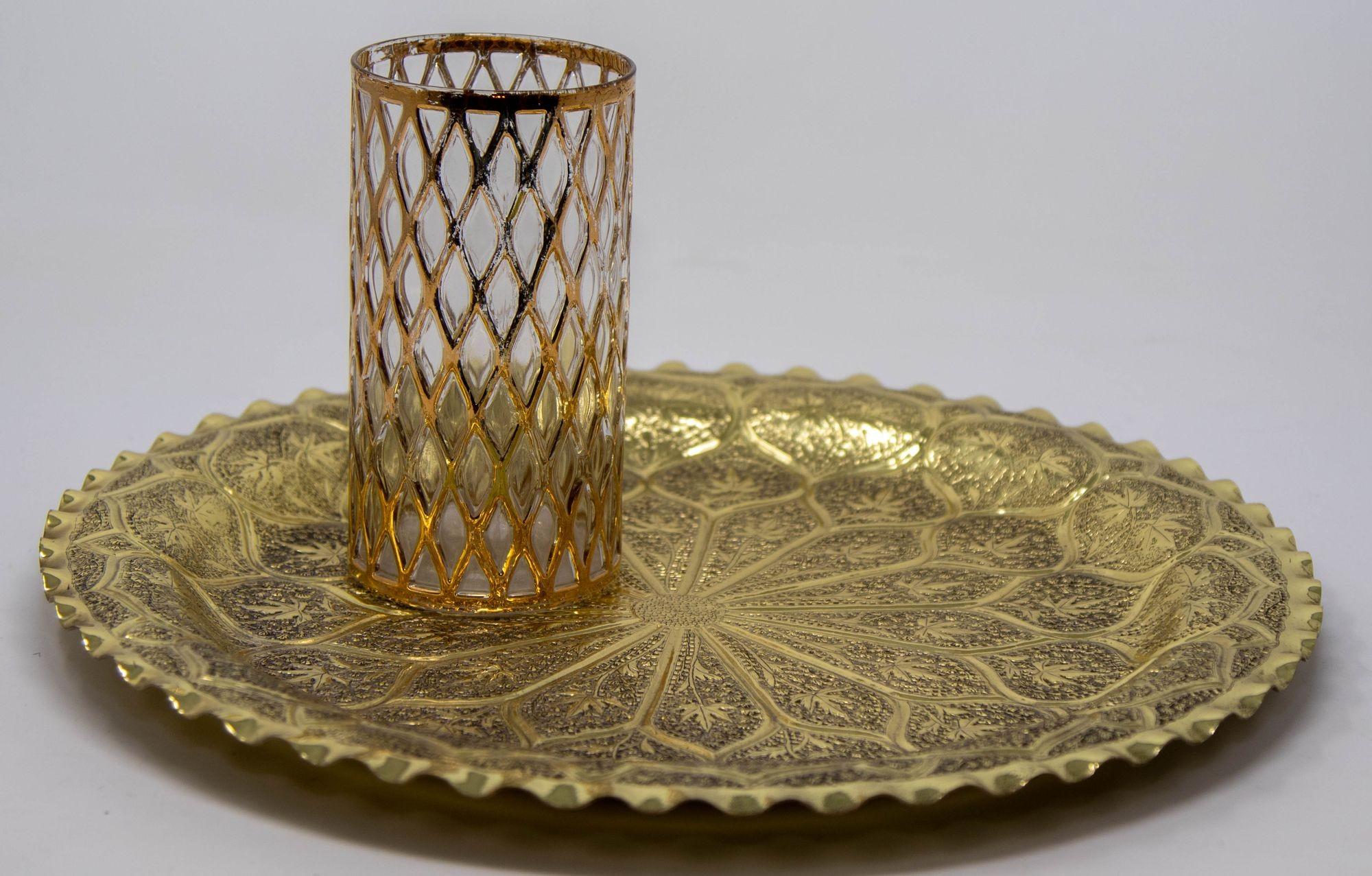 Antico vassoio marocchino in ottone del 1960 martellato a mano con design moresco, lavorazione islamica del metallo.
Dimensioni: 13 pollici di diametro.
Questo vassoio marocchino in ottone lucido vintage degli anni '60 è un piatto islamico da