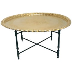 Marokkanischer Messing-Tabletttisch auf klappbarem Metallständer