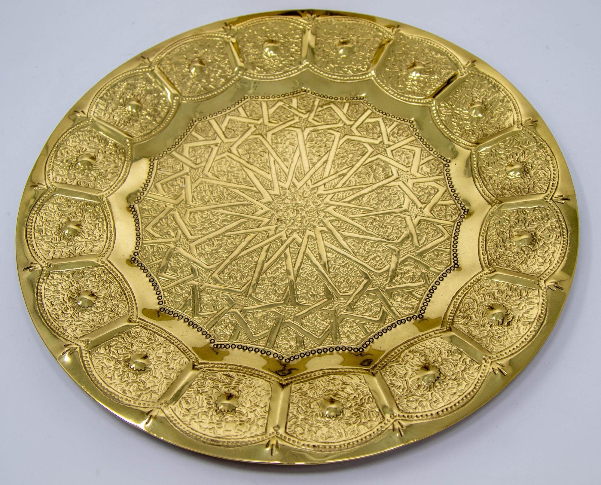 Bandeja marroquí de latón Metalistería islámica morisca vintage 12 pulg. Diámetro Años 50 en venta 3