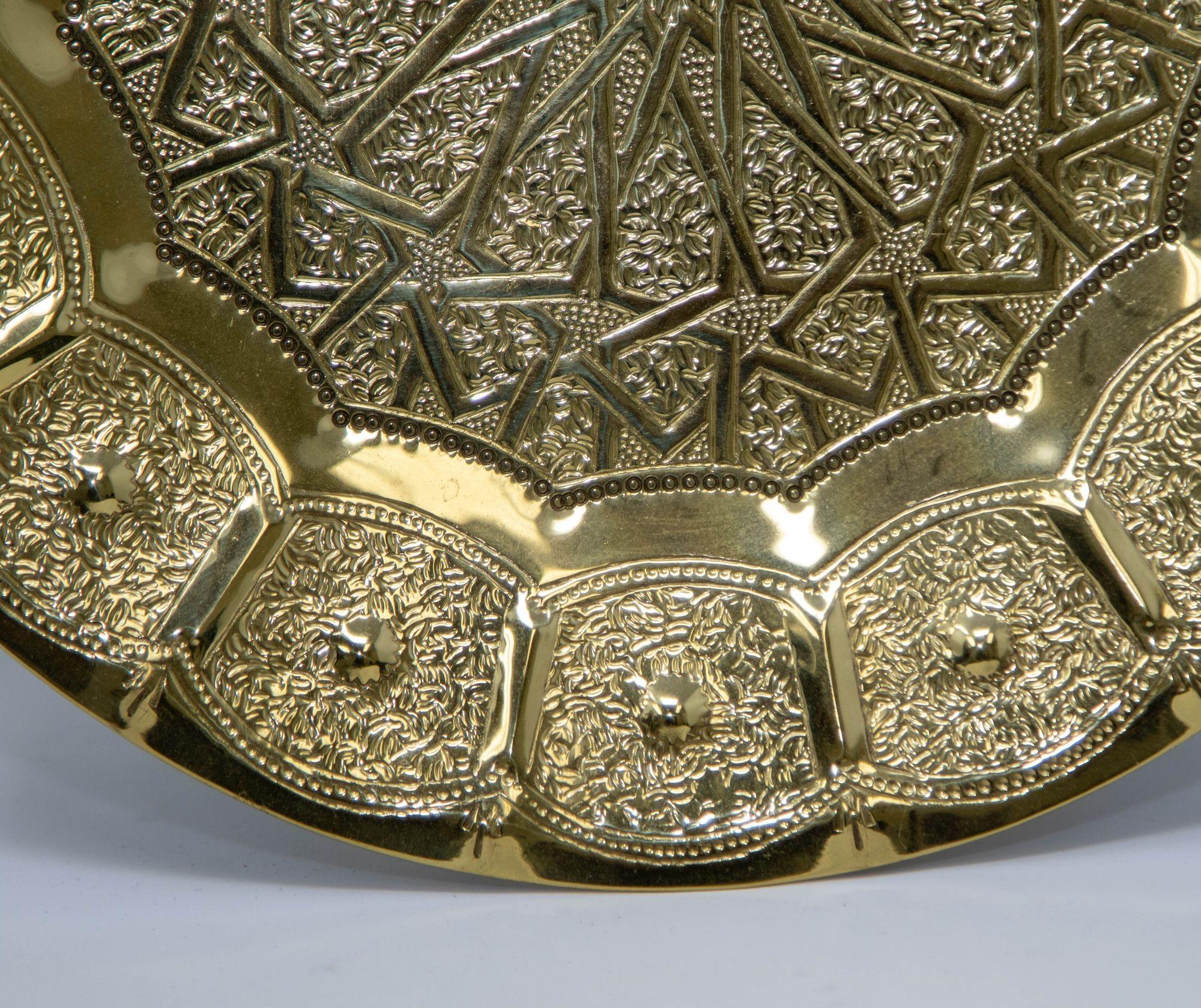 Bandeja marroquí de latón Metalistería islámica morisca vintage 12 pulg. Diámetro Años 50 en venta 4