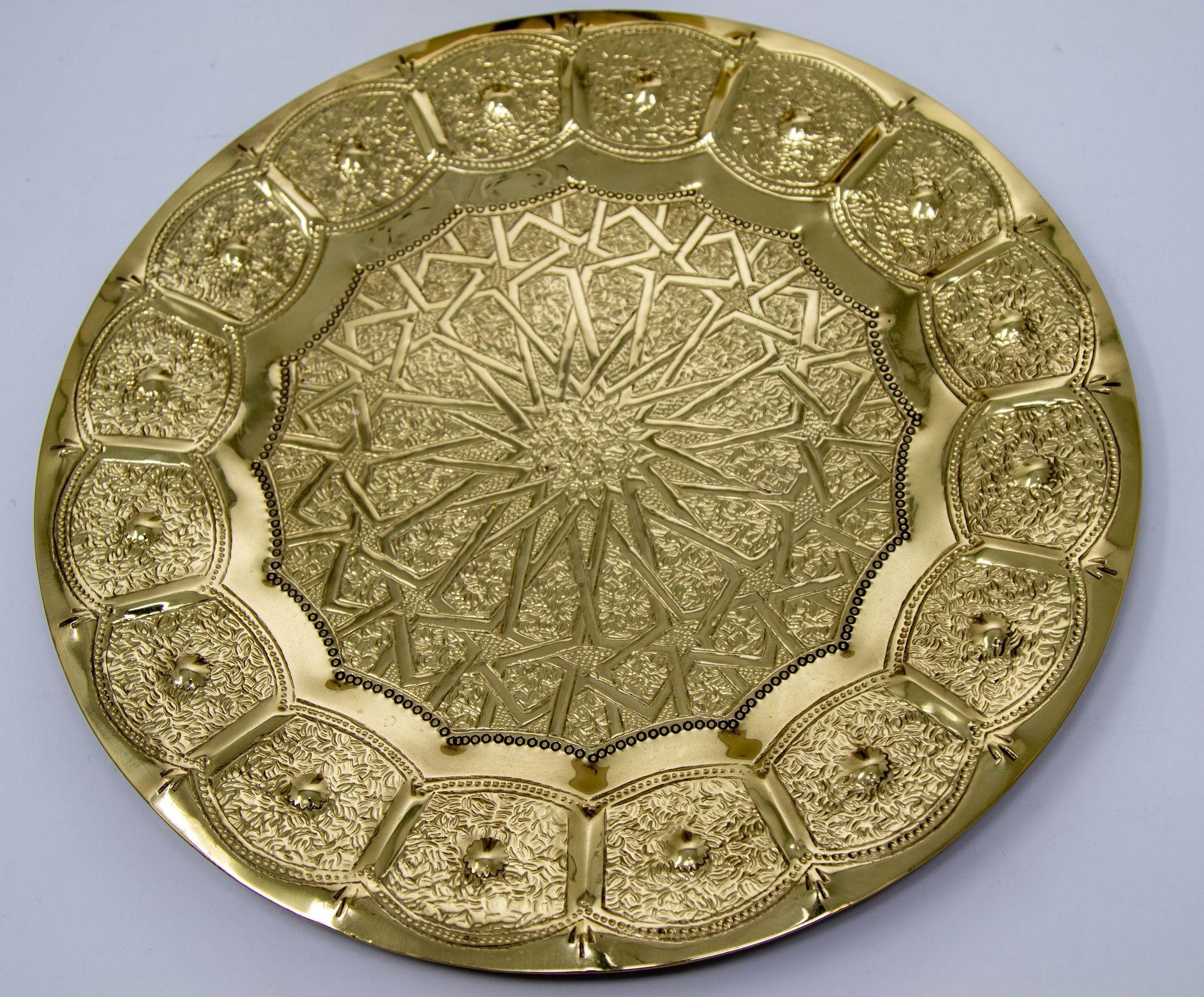 Bandeja marroquí de latón Metalistería islámica morisca vintage 12 pulg. Diámetro Años 50 en venta 8