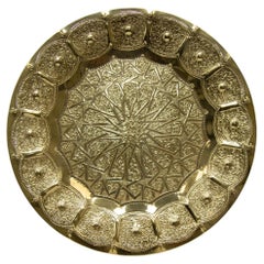 Vassoio marocchino in ottone Vintage Moorish Islamic Metalwork 12 in. Diametro anni '50