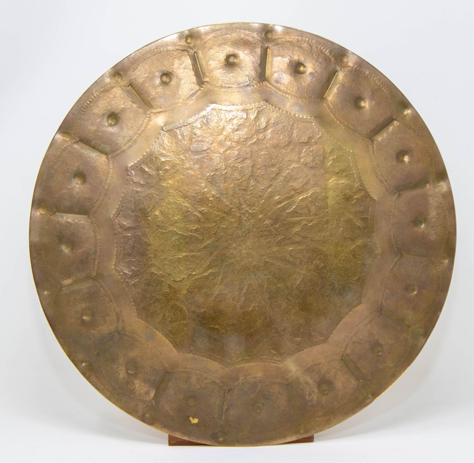 Bandeja marroquí de latón Metalistería islámica morisca vintage 12 pulg. Diámetro Años 50 siglo XX en venta