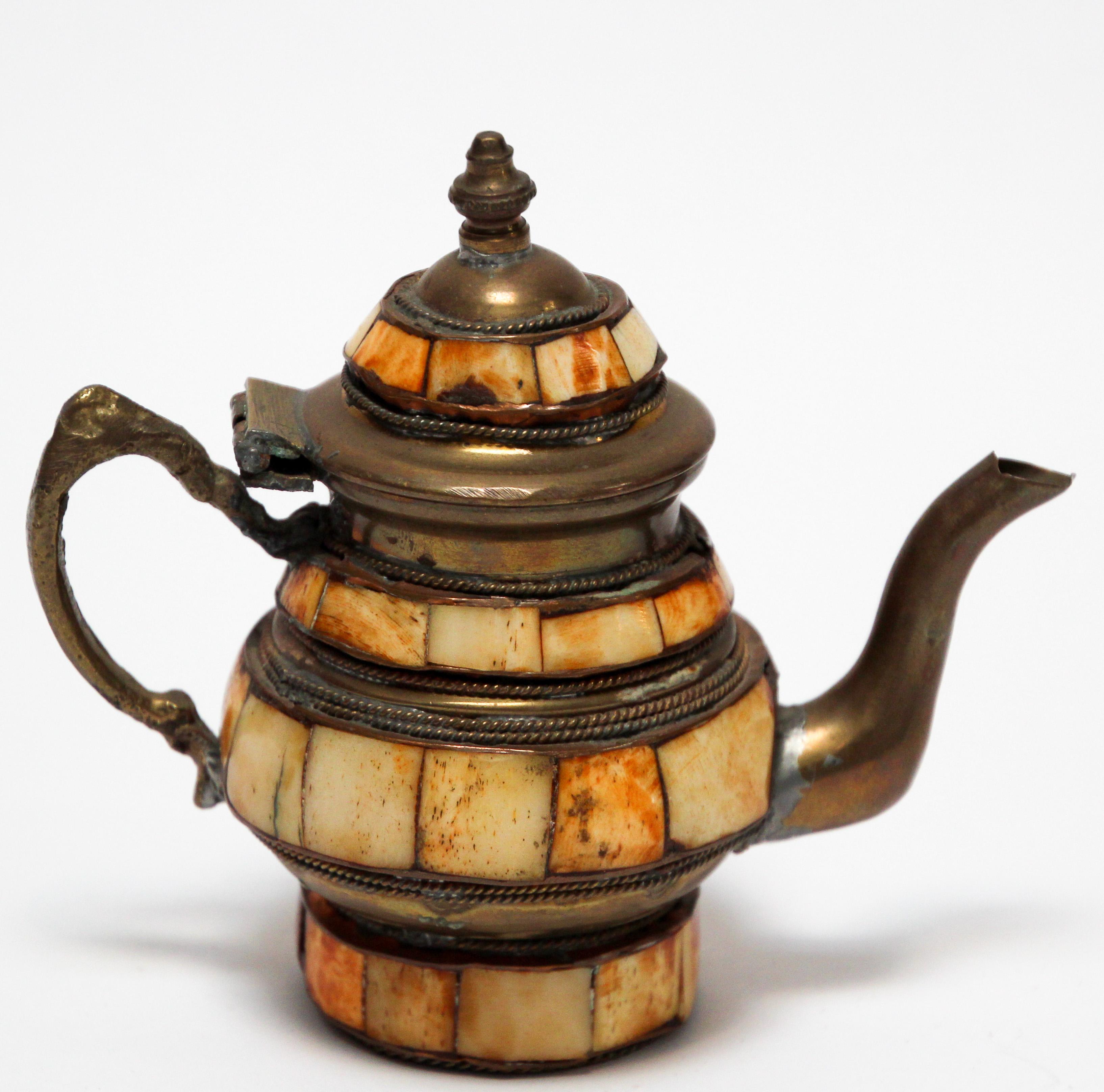 Traditional vintage brass decorative Moroccan tea pot.
Decorative tea pot with traditional form overlaid with camel bone, handcrafted in Marrakech.
Great decorative Moroccan Islamic art object.
Will make a great gift.
For decoration only.