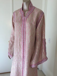 Brocart caftan marocain en brocart avec bordure rose et argentée