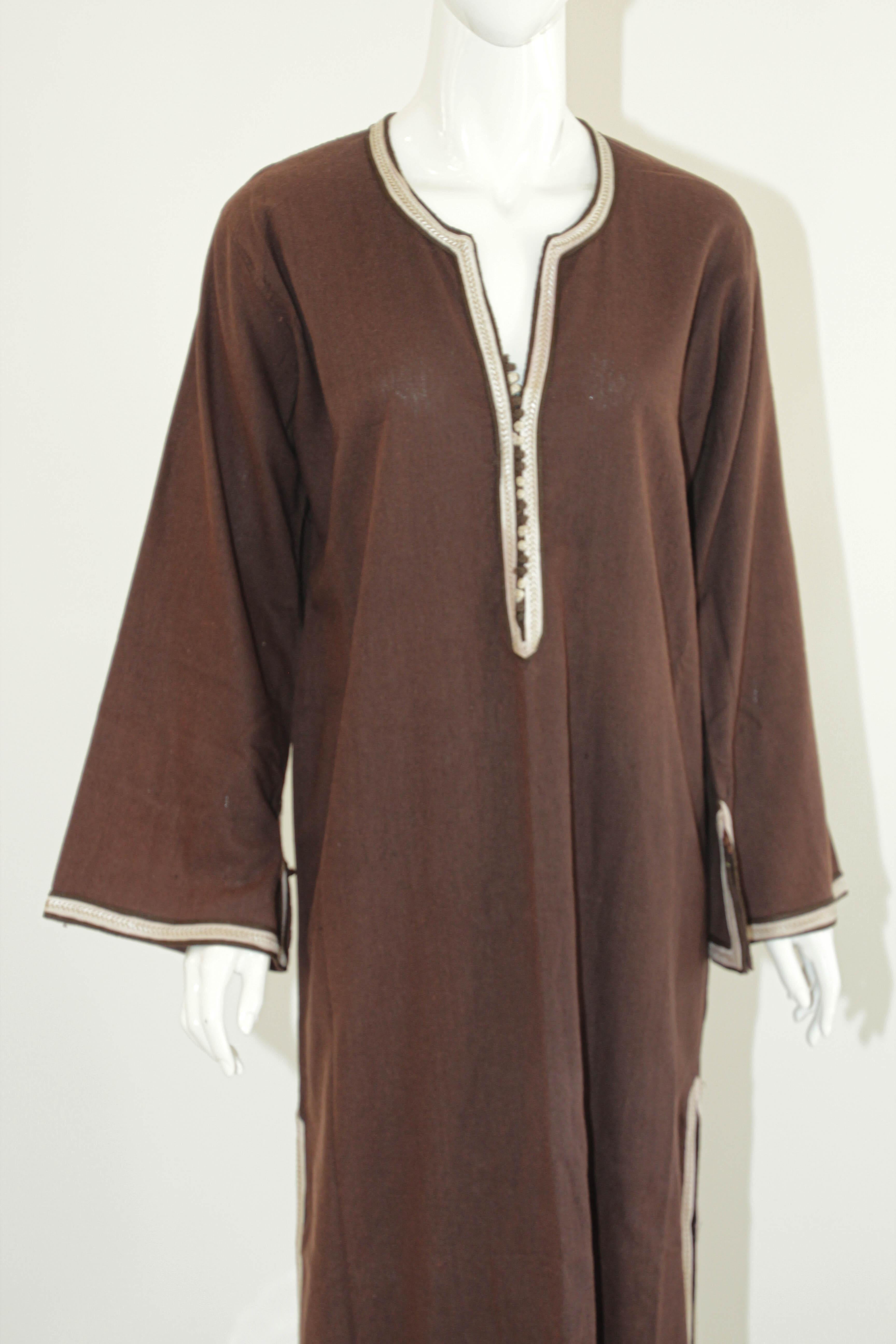 Vintage Moorish Moroccan brown cotton caftan, circa 1980s.
Vintage Bohemian style kaftan.
Long sleeves.
Size medium.
Measurements: 
Bust: 38