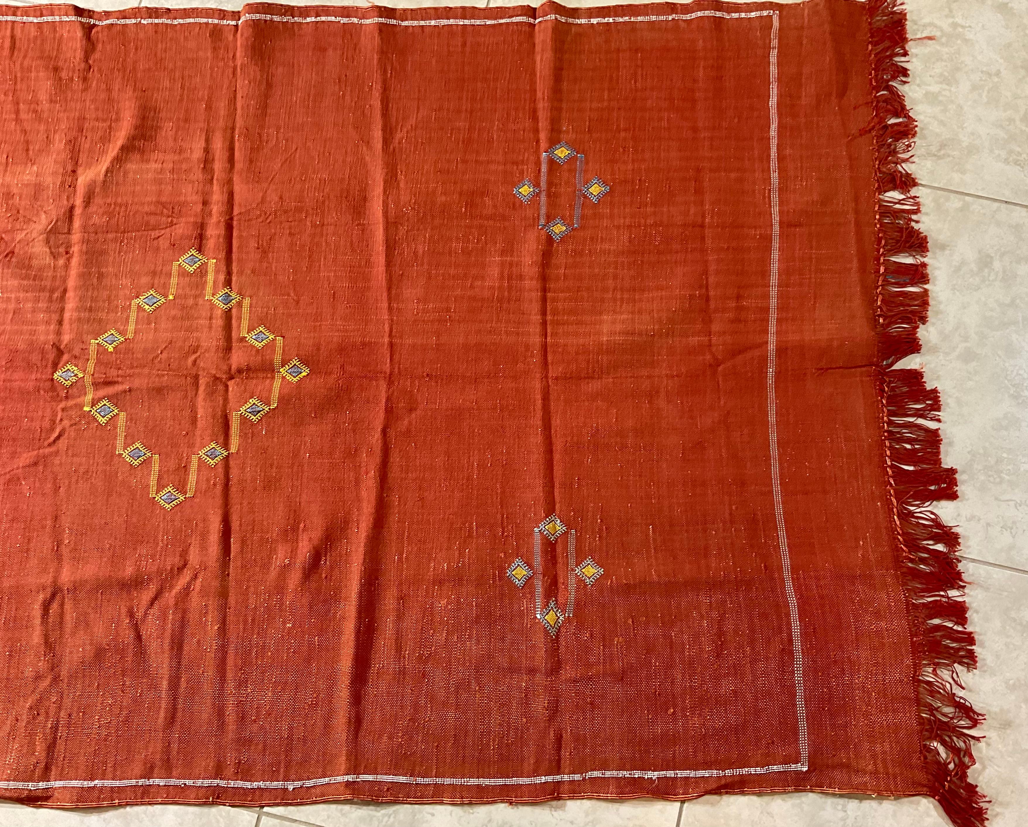 Marokkanischer flachgewebter Kaktus-Seiden-Kilim-Teppich (Handgewebt) im Angebot