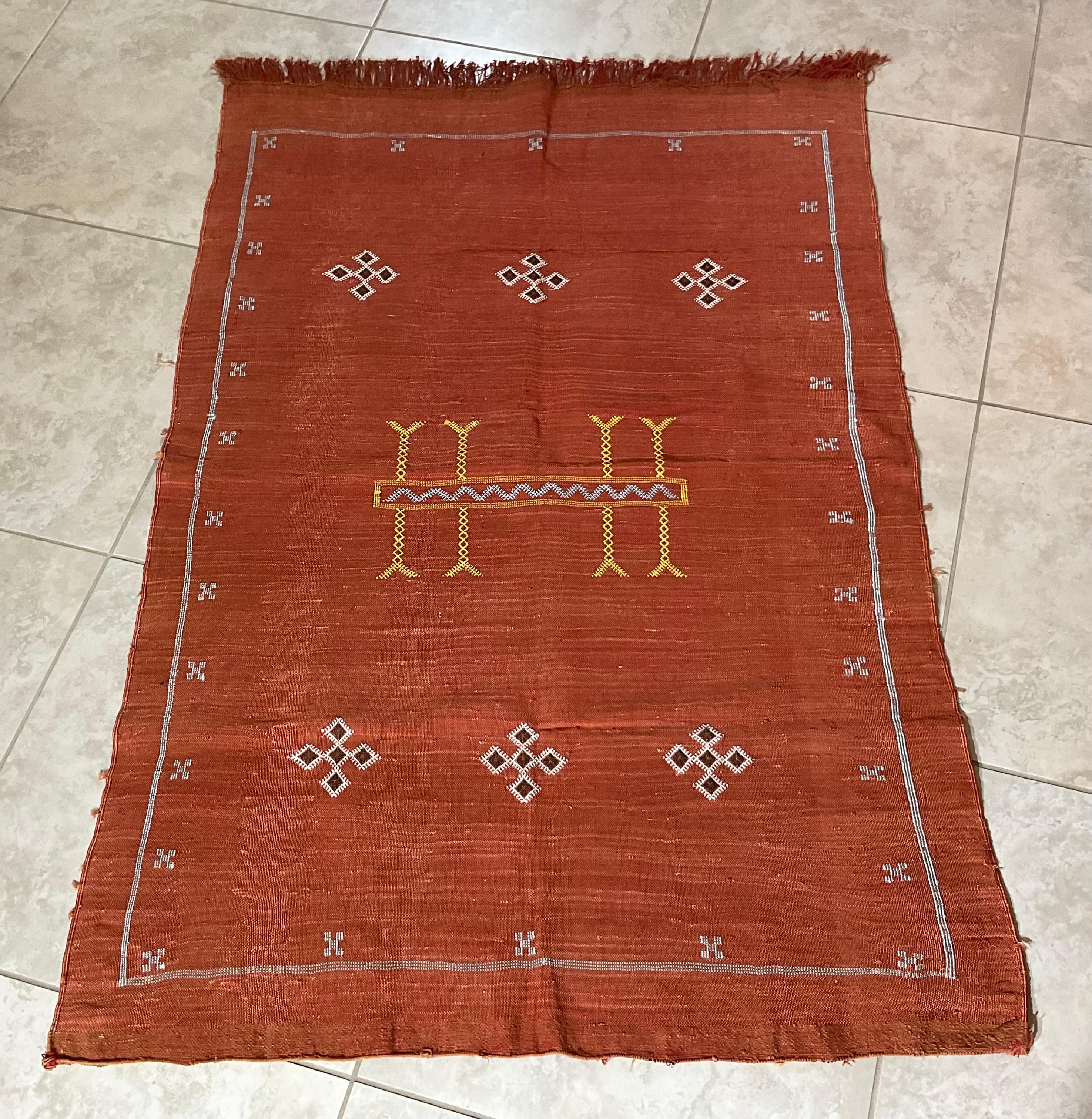Marokkanischer flachgewebter Kaktus-Seiden-Kilim-Teppich (Handgewebt) im Angebot