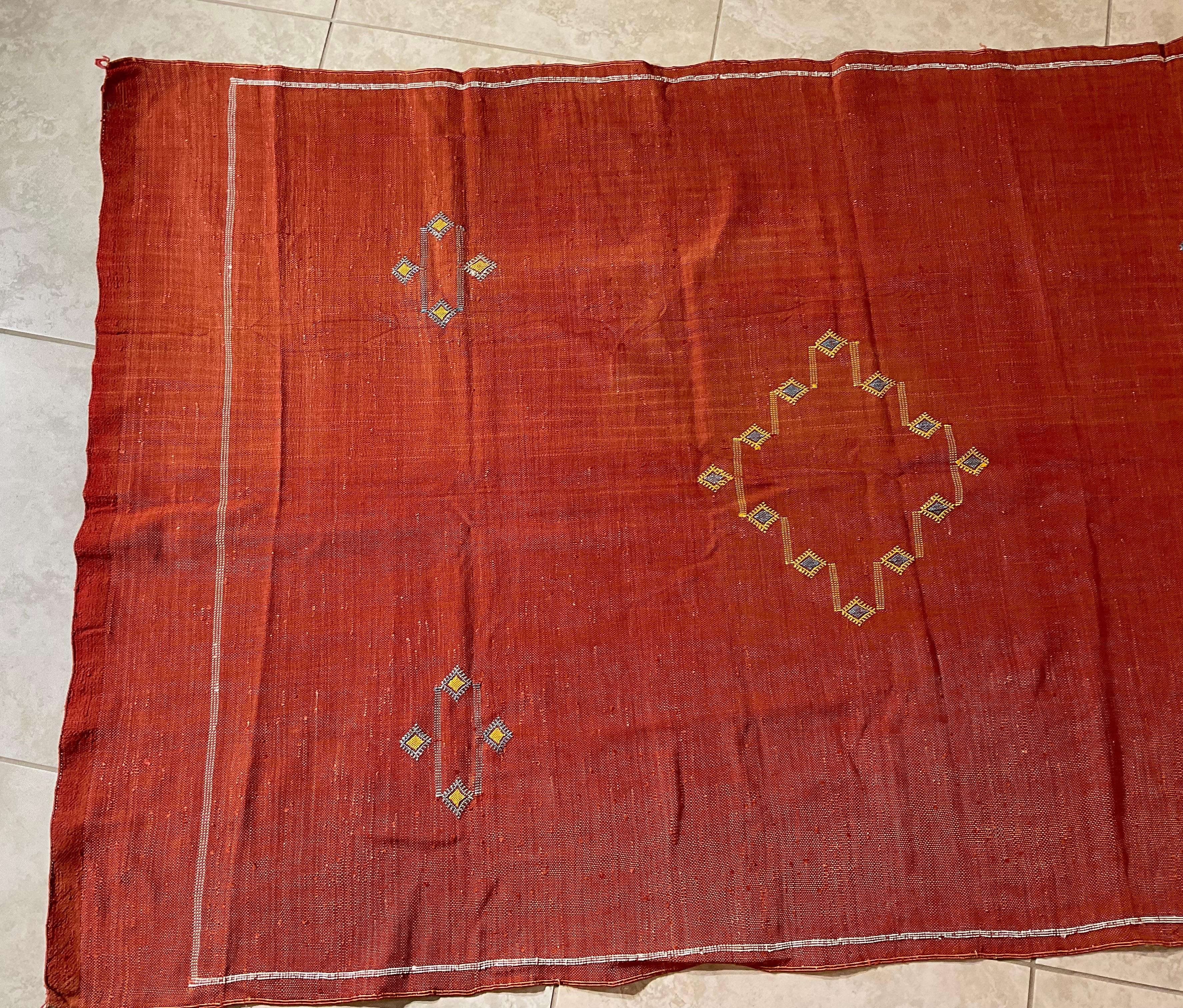 Marokkanischer flachgewebter Kaktus-Seiden-Kilim-Teppich (21. Jahrhundert und zeitgenössisch) im Angebot
