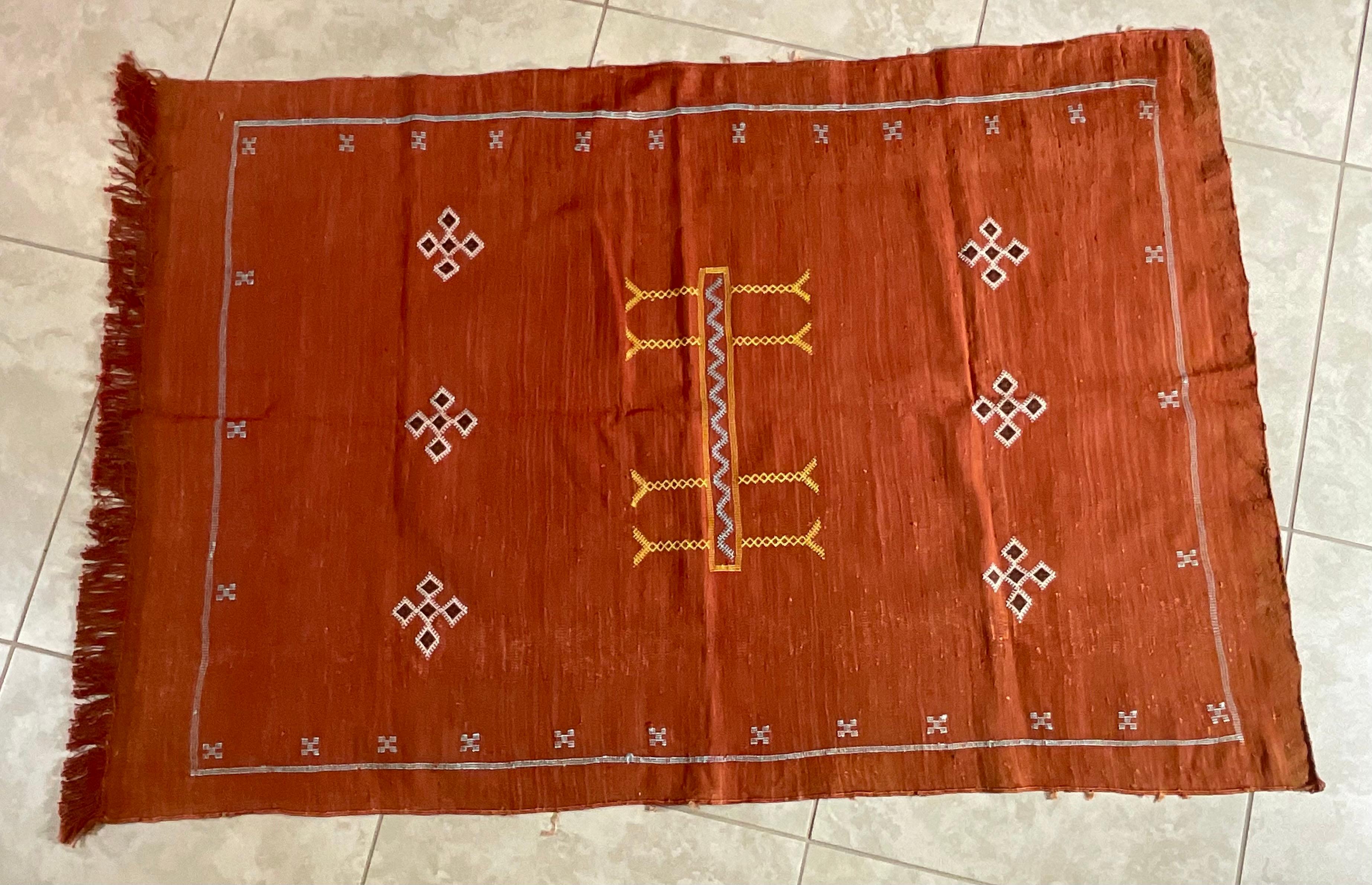 Marokkanischer flachgewebter Kaktus-Seiden-Kilim-Teppich (21. Jahrhundert und zeitgenössisch) im Angebot
